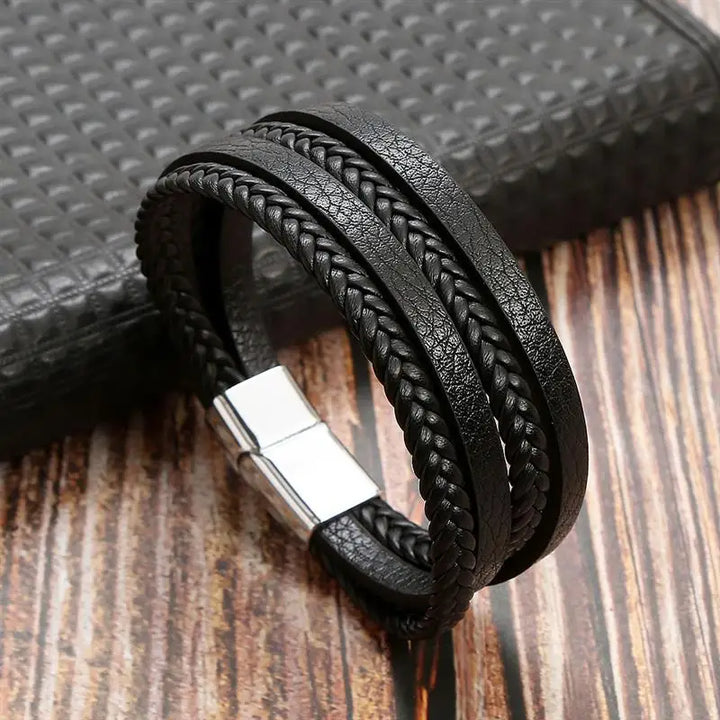 The Ultimate Arm Candy: Hand-Woven Leather Bracelet for the Modern Man!